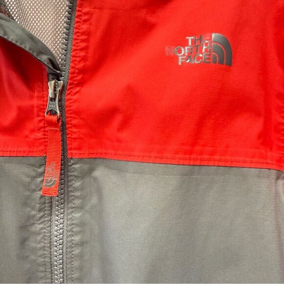 THE NORTH FACE BOYS’ HOODED JACKET – RED & GRAY – SIZE MEDIUM (10/12) - Picture 3 of 17